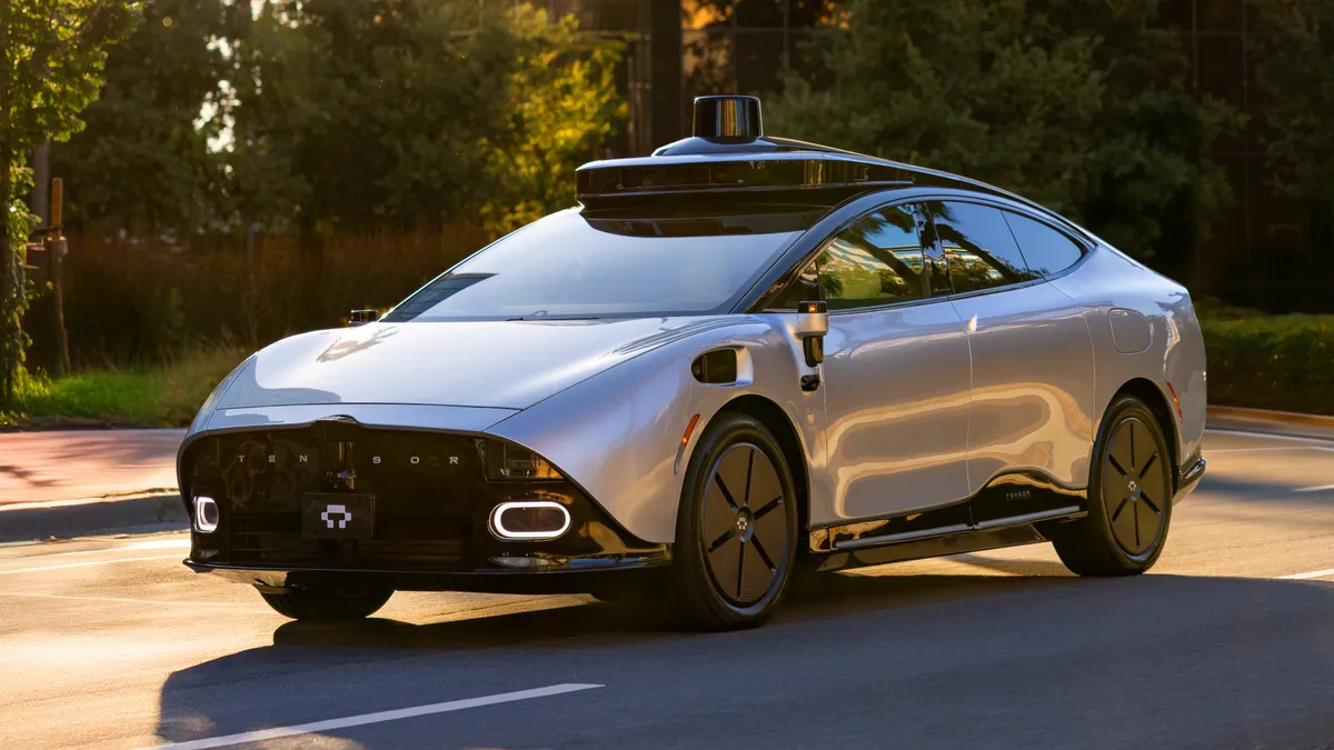 Több mint 100 érzékelőt helyeztek el a karosszérián, a Tensor önvezető autó elektronikája mintegy 250 kg tömegű