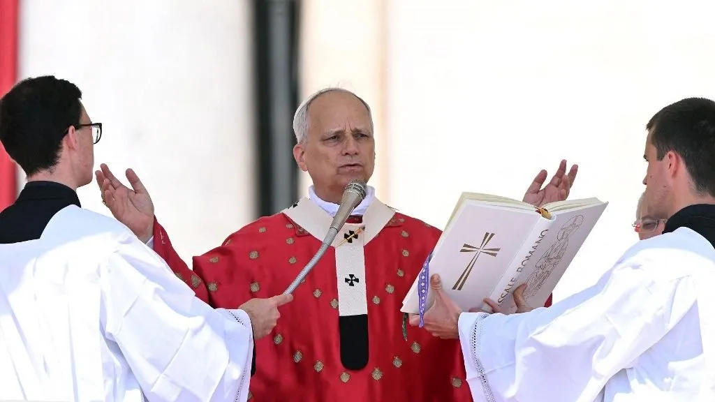 XIV. Leó pápa szentmisét celebrál pünkösd ünnepén a Szent Péter téren, a Vatikánban, 2025. június 8-án.
