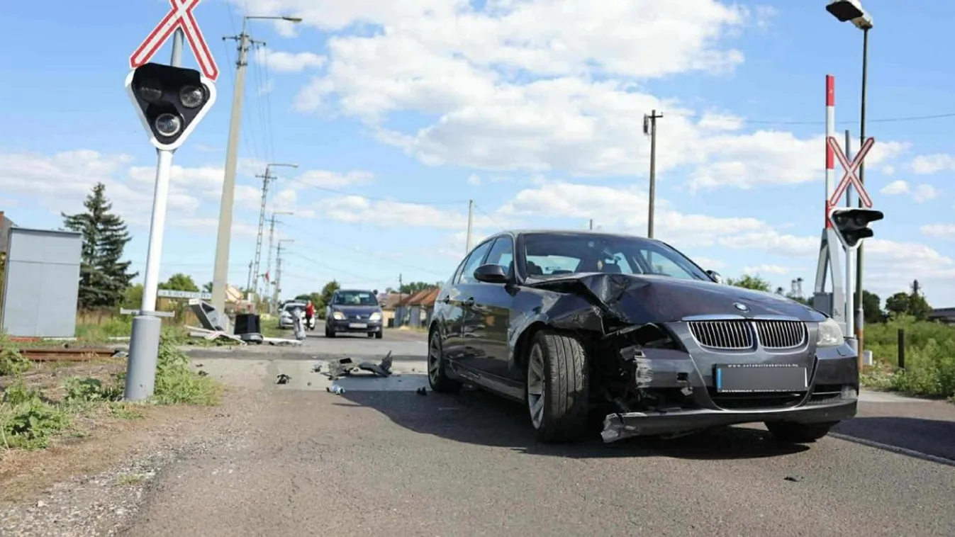 Fekete BMW robbantotta be a sorompót Kép