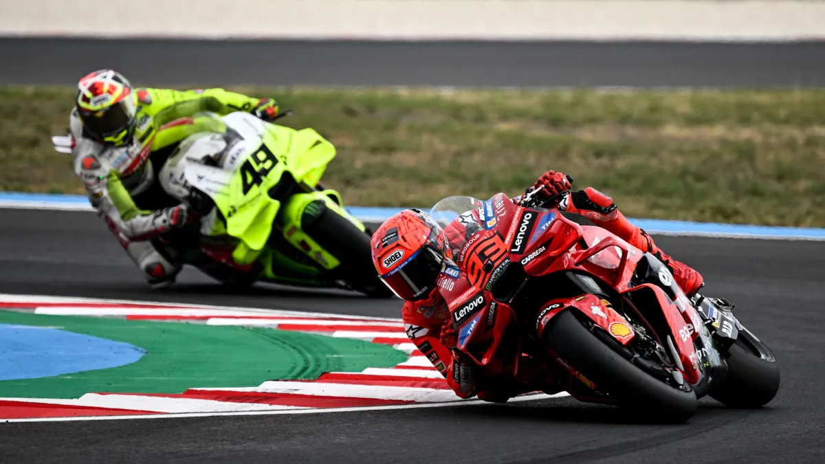 Balatonfőkajár, 2025. augusztus 23.
A spanyol Marc Márquez, a Ducati Lenovo Team versenyzője (j) és az olasz Fabio Di Giannantonio, a Pertamina Enduro VR46 Racing Team versenyzője a MotoGP Magyar Nagydíj sprintfutamán a balatonfőkajári gyorsaságimotoros-világbajnokságon, a Balaton Park Circuit versenypályán 2025. augusztus 23-án.
MTI/Bodnár Boglárka
