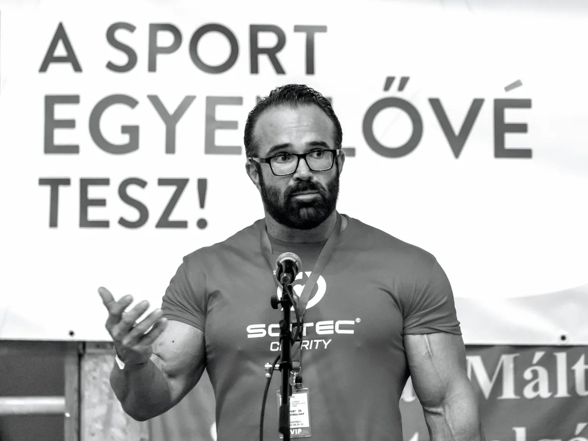 Kathi Béla testépítő, KathiBélatestépítő, Keszthely, 2023. szeptember 21.
Kathi Béla testépítő, a Scitec Nutrition márkanagykövete beszél a Máltai Szeretetszolgálat országos sportnapján, amelyet A sport egyenlővé tesz címmel rendeztek a keszthelyi Csány-Szendrey Általános Iskola és AMI sportcsarnokban 2023. szeptember 21-én. A sportnapon a fogyatékossággal élő és mozgássérült fiatalok profi sportolókkal és Keszthely környéki általános és középiskolás diákokkal sportoltak együtt, hogy felhívják a figyelmet fogyatékkal élő emberek elfogadására.
MTI/Katona Tibor