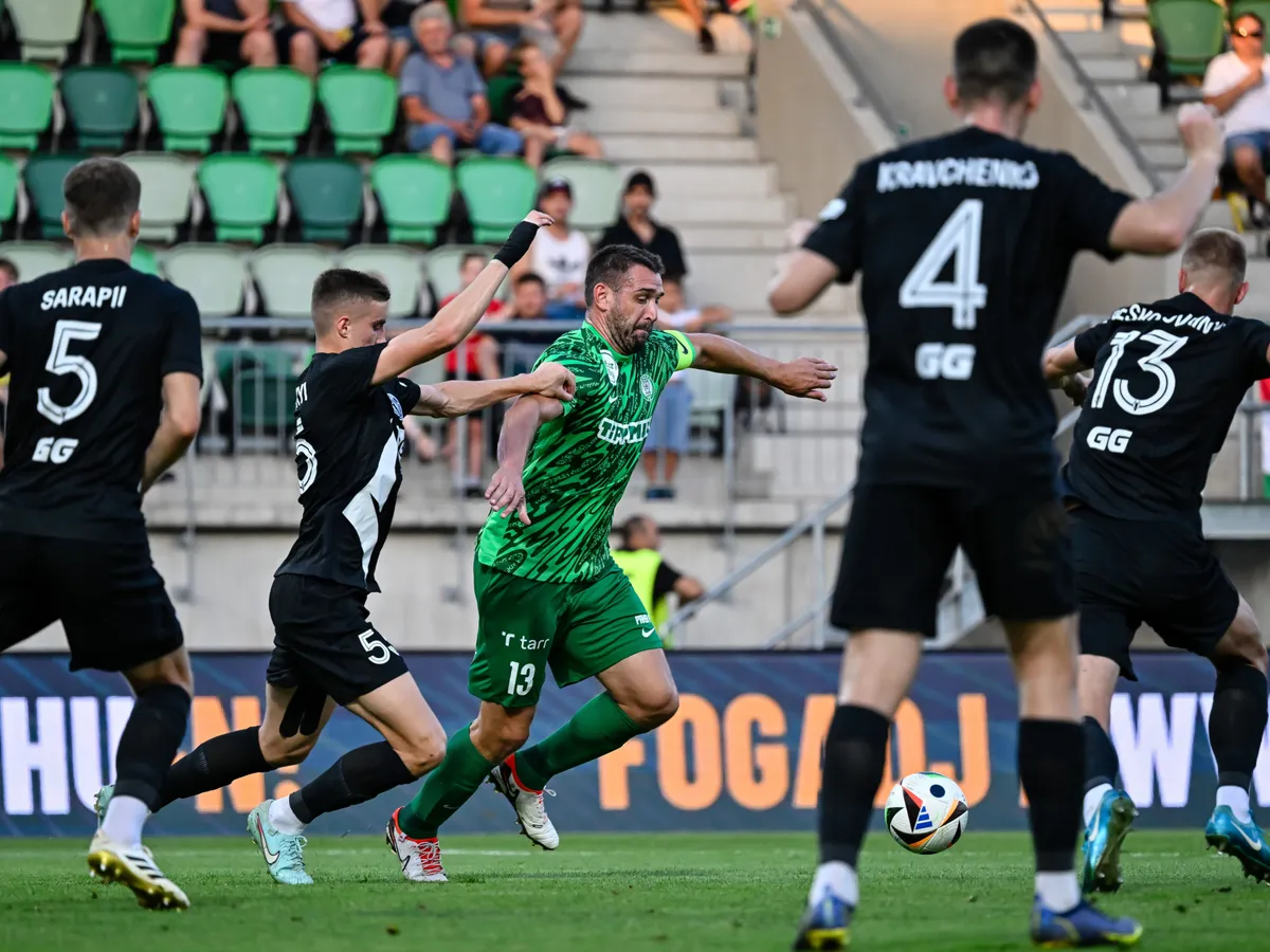 Paks, 2025. augusztus 14.
Böde Dániel (k), a Paks játékosa a labdarúgó Konferencia Liga selejtezőjében a 3. fordulóban játszott Paksi FC - Polisszja Zsitomir visszavágó mérkőzésen Pakson, a Fehérvár úti stadionban 2025. augusztus 14-én.
MTI/Vasvári Tamás