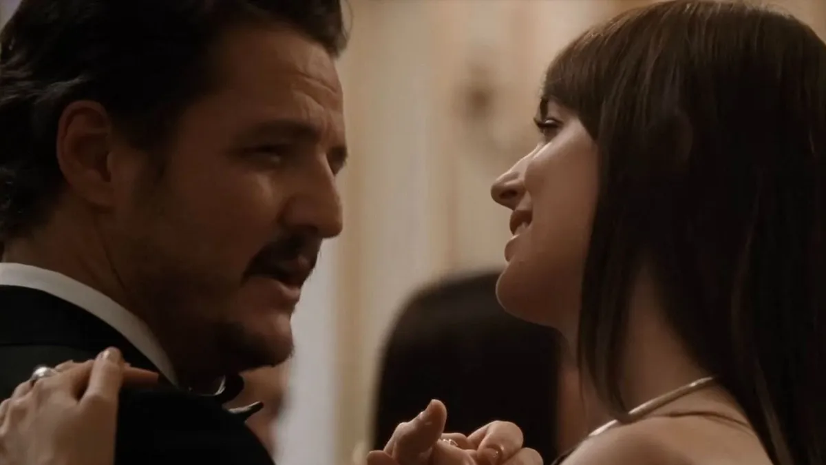 Átverés és kínos bukás Pedro Pascal új filmje! Dakota Johnson vergődése lett a Többesélyes szerelem – Kritika