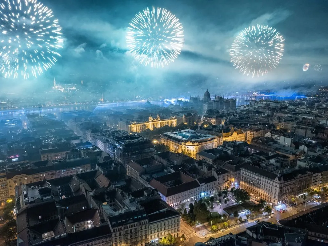 Magyarország születésnapja idén is rengeteg élményt ígér, Budapest, 2024. augusztus 20.A drónnal készült felvételen tűzijáték Budapesten az államalapítás és államalapító Szent István király ünnepén 2024. augusztus 20-án.MTI/Máthé Zoltán