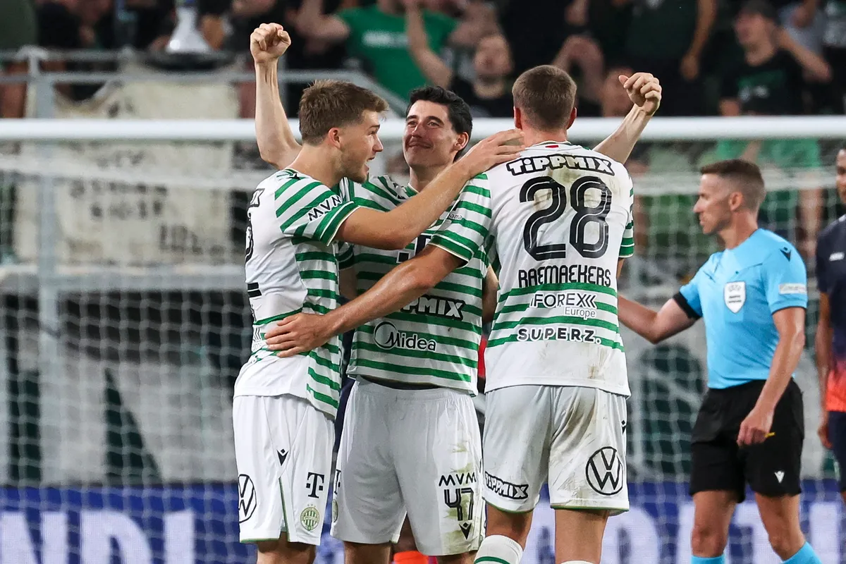 Budapest, 2025. augusztus 12.Szalai Gábor, Callum O'Dowda és Toon Raemaekers (b-j), a győztes Ferencváros játékosai a labdarúgó Bajnokok Ligája selejtezőjének harmadik fordulójában játszott Ferencvárosi TC - Ludogorec Razgrad visszavágó mérkőzés után a Groupama Arénában 2025. augusztus 12-én. A Ferencváros 3-0-ra nyert, így bejutott a labdarúgó Bajnokok Ligája-selejtező negyedik, utolsó fordulójába.MTI/Hegedüs Róbert, Robbie Keane