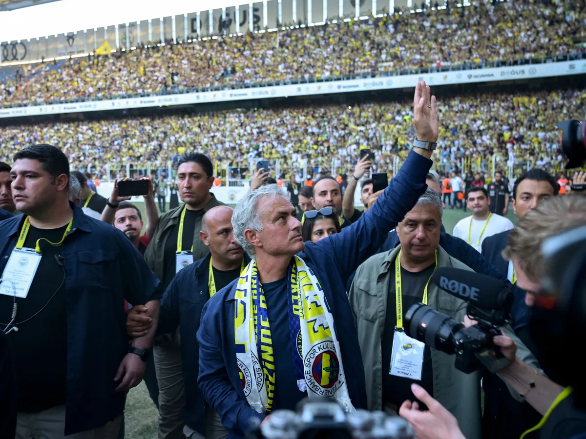 José Mourinho a Fenerbahçe új edzőjeként integet a szurkolóknak az isztambuli Şükrü Saracoğlu Stadionban, 2024. június 2-án