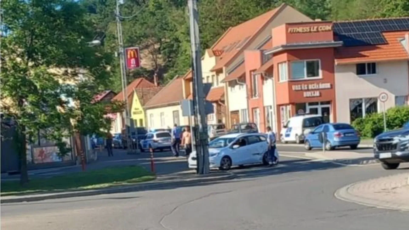 Durva baleset a körforgalomban – sokkoló felvételek Kép