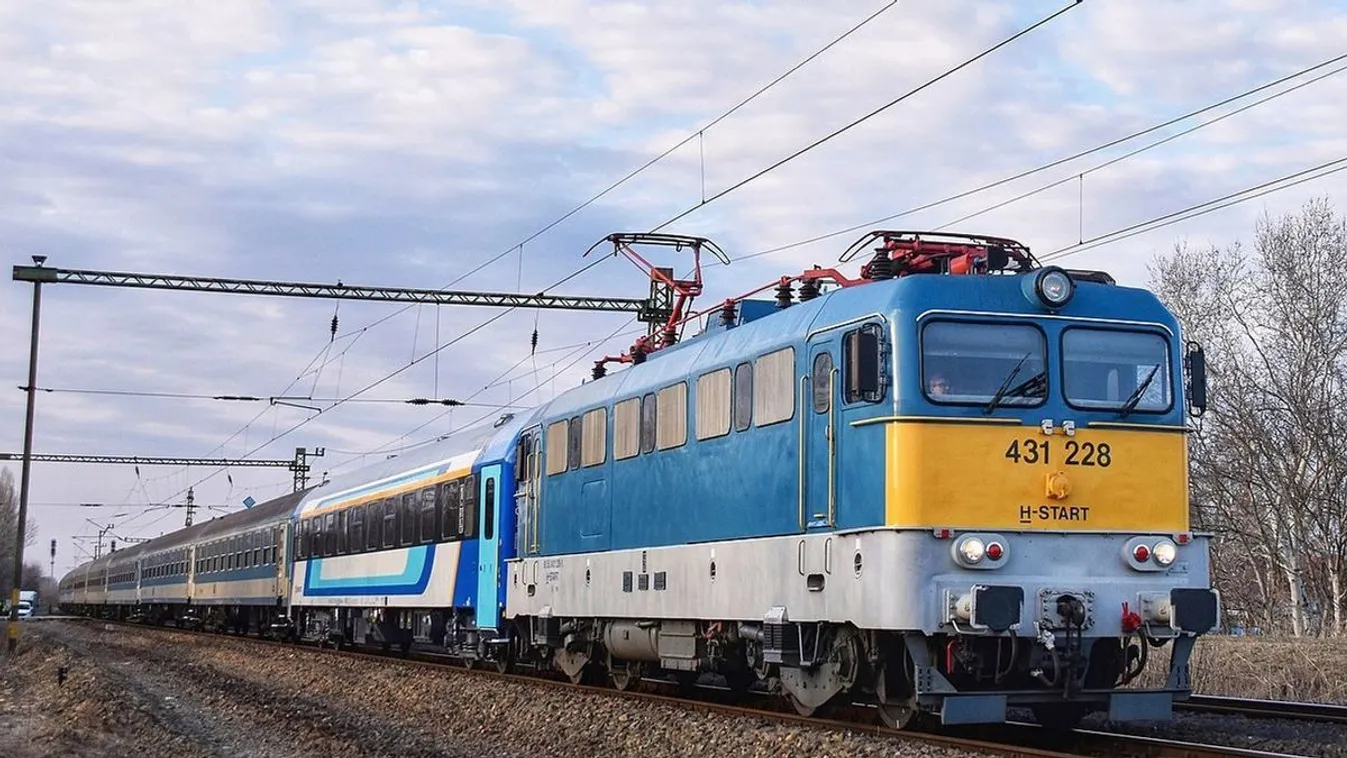 Súlyos hibát vétett a mozdonyvezető, 200 méteren múlt a tragédia Kép