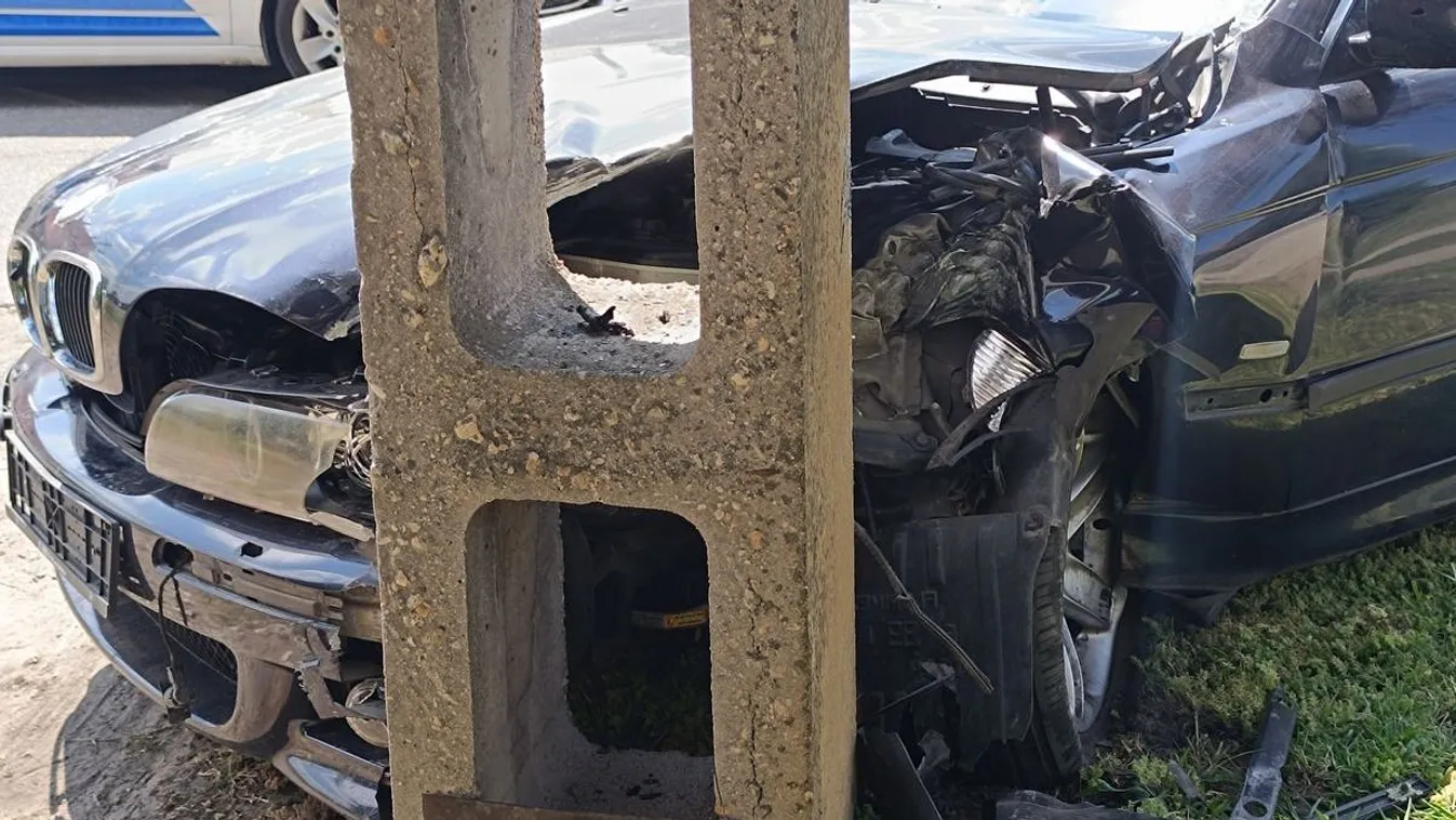  Egy BMW-s kipróbálta, hogy ki az erősebb: ő vagy a villanyoszlop? Kép