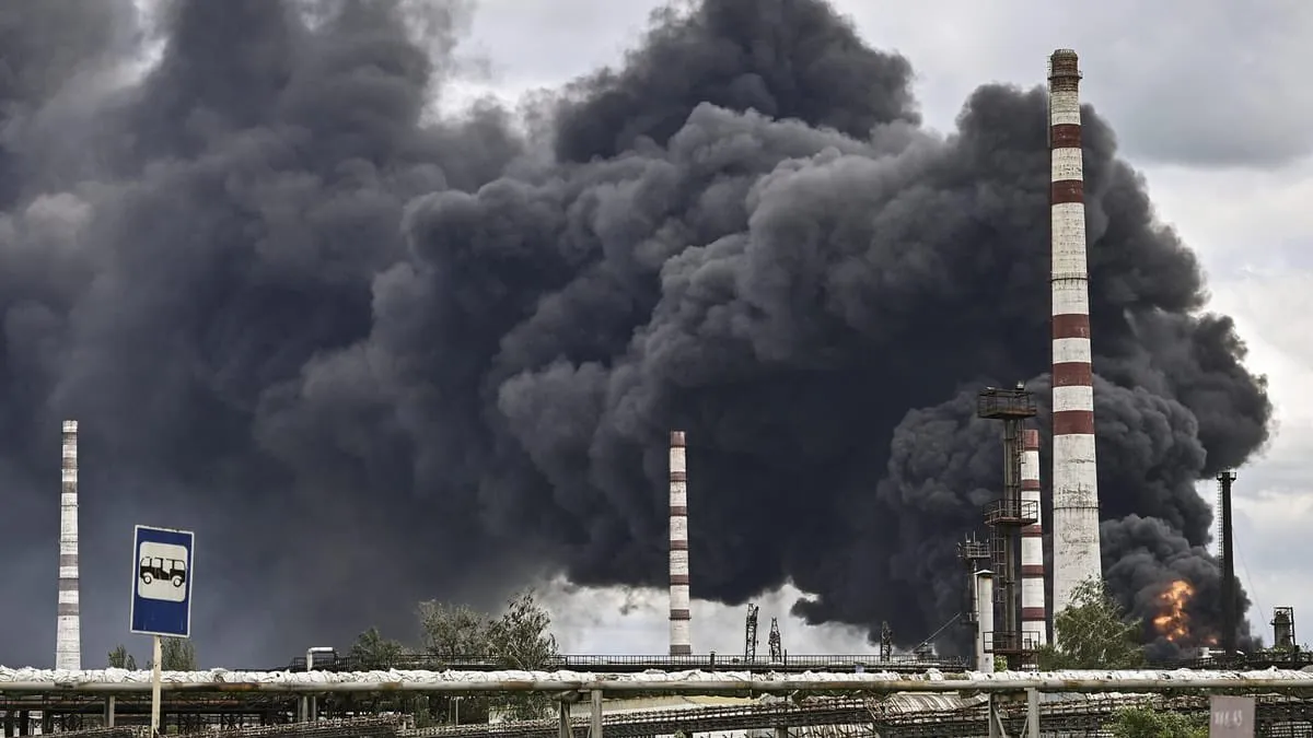 Illusztráció: Dróntámadás érte a novokujbisevszki olajfinomítót, hatalmas tűz ütött ki a Rosneft üzemében.