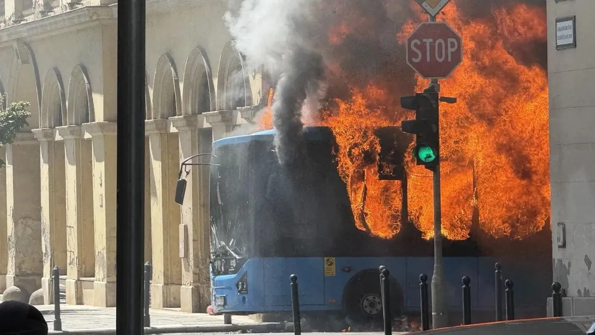 Lángoló busz Budapest belvárosában