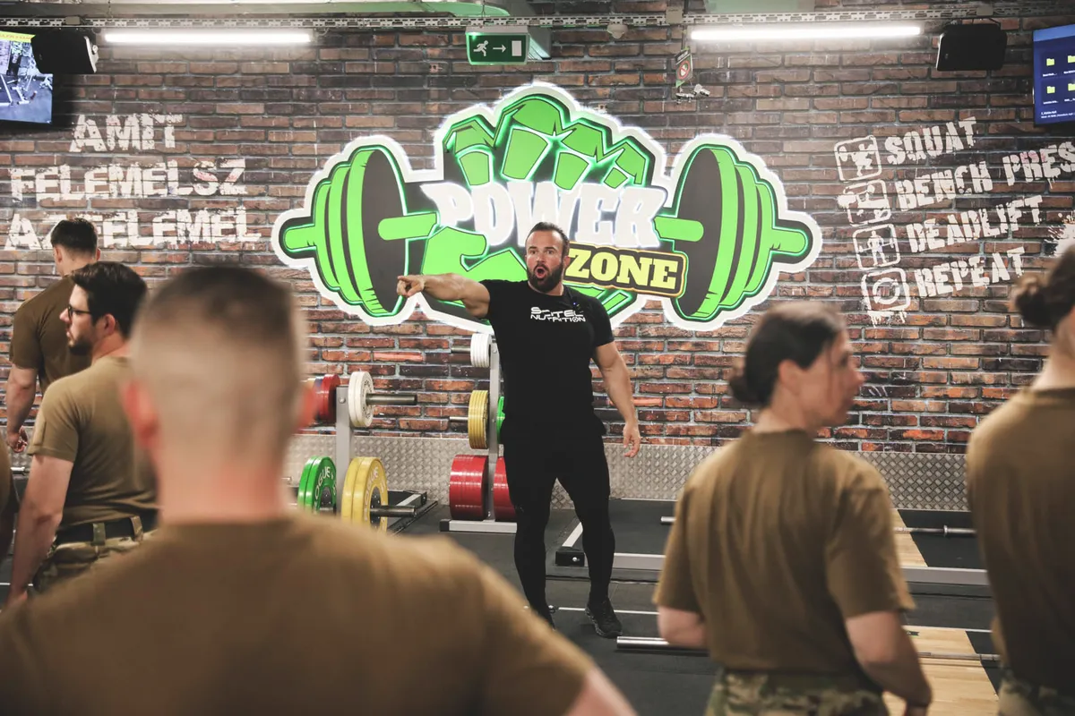 20250425 GyőrA Magyar Honvédség Klapka György 1. Páncélosdandár katonái közösen edzettek Kathi Béla testépítő, erőemelővel a győri Cutler Fitnessben.Fotó Molcsányi Máté MMKisalföld Kathi Béla