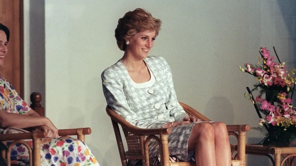 Princess of Wales Diana looks at children, 06 November 1989, during her visit to the British international school in Jakarta. (Photo by KRAIPIT PHANVUT / AFP). Diana hercegné