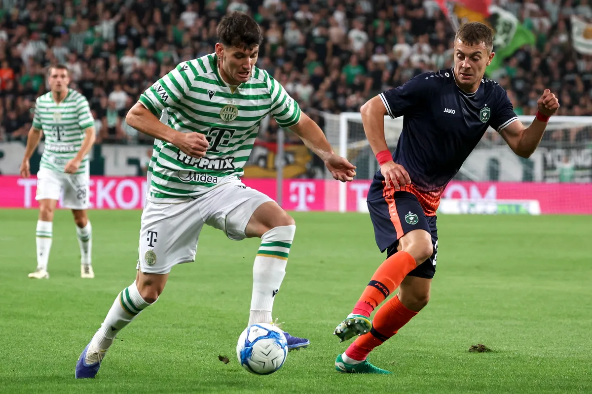 Budapest, 2025. augusztus 12.
Ötvös Bence, a Ferencváros (b) és Filip Kaloc, a bolgár Ludogorec játékosa a labdarúgó Bajnokok Ligája selejtezőjének harmadik fordulójában játszott Ferencvárosi TC - Ludogorec Razgrad visszavágó mérkőzésen a Groupama Arénában 2025. augusztus 12-én.
MTI/Hegedüs Róbert