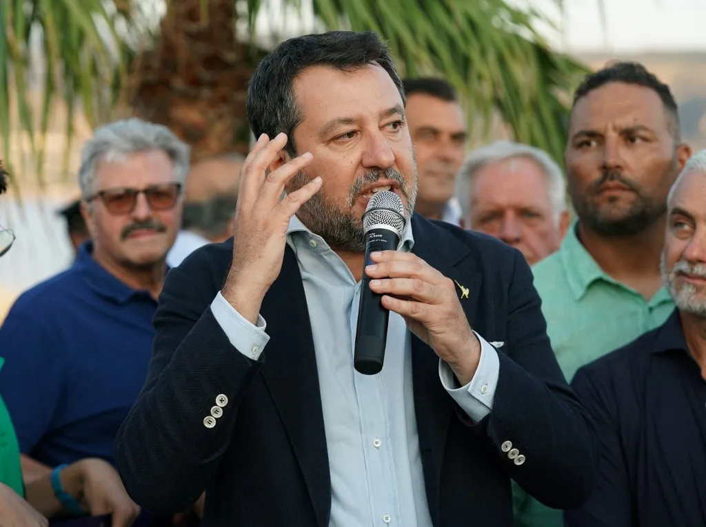 Salvini fenyegető üzeneteket kap
