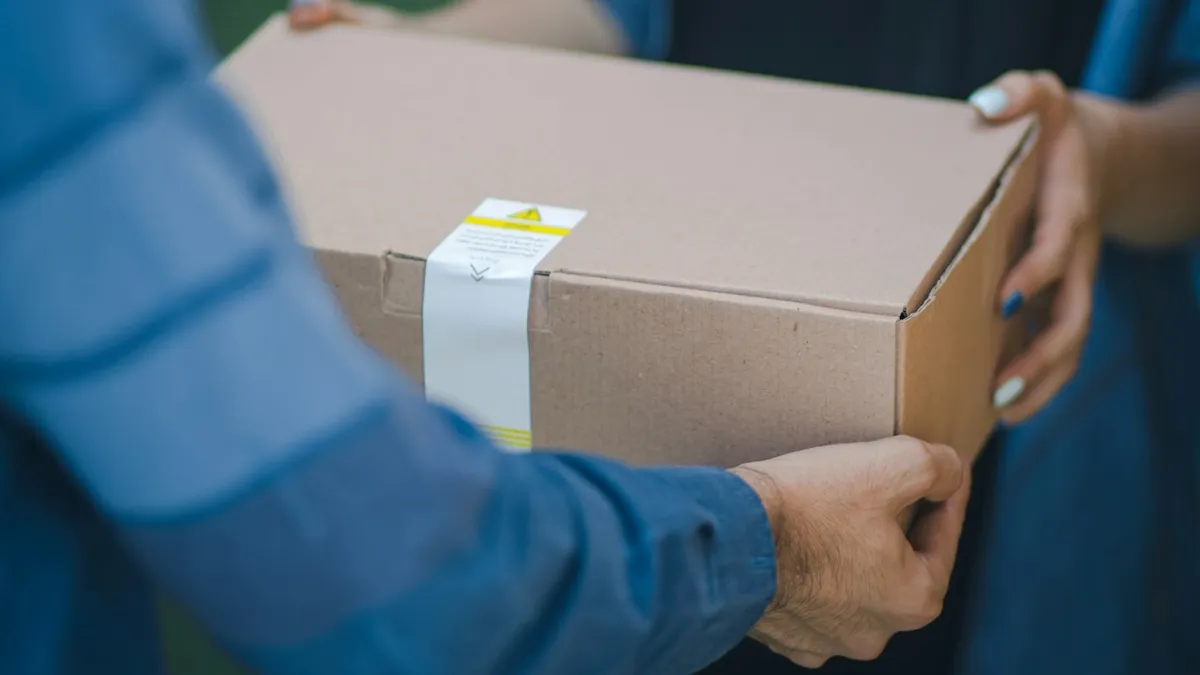 Vissza kell küldeni a kézbesítővel az ismeretlen csomagokat