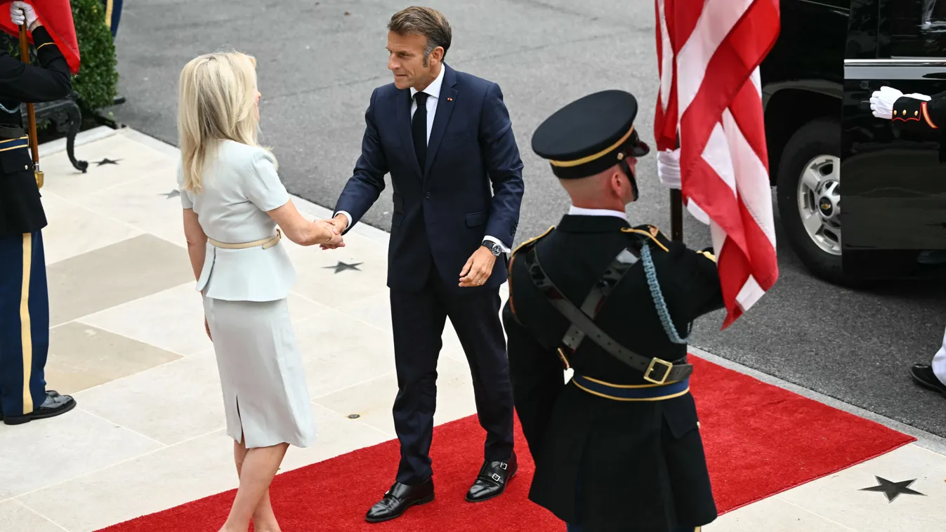Macron így könyörög Trumpnak, hogy végre küldje be Európát is a pályára Kép