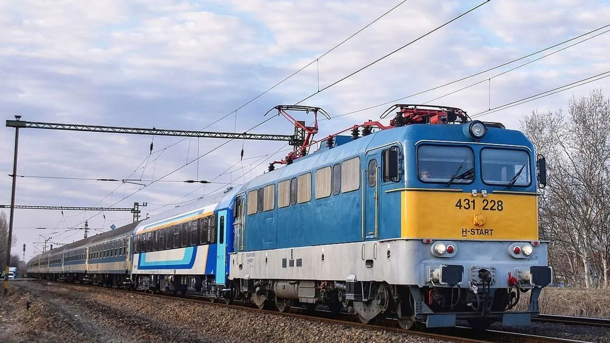 Súlyos hibát vétett a mozdonyvezető, 200 méteren múlt a tragédia