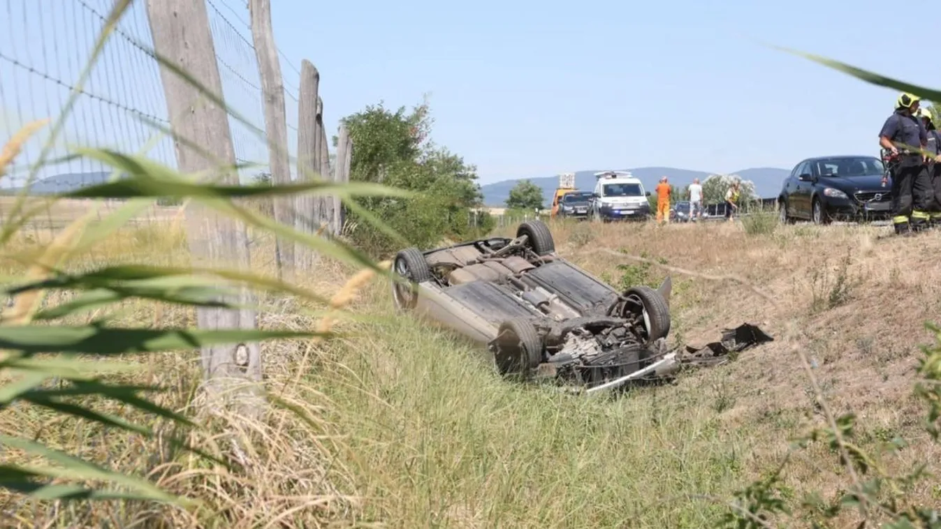 Fejjel lefelé landoltak az árokban, a tűzoltóknak kellett kiszedni őket a roncsból Kép