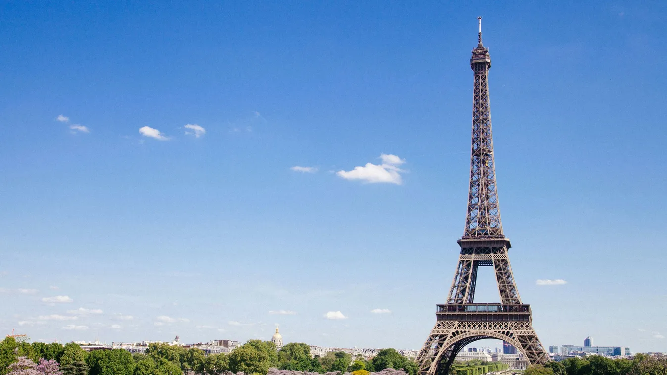 Botrány az Eiffel-toronynál: három embert fogtak el a tiltott akció miatt! Kép