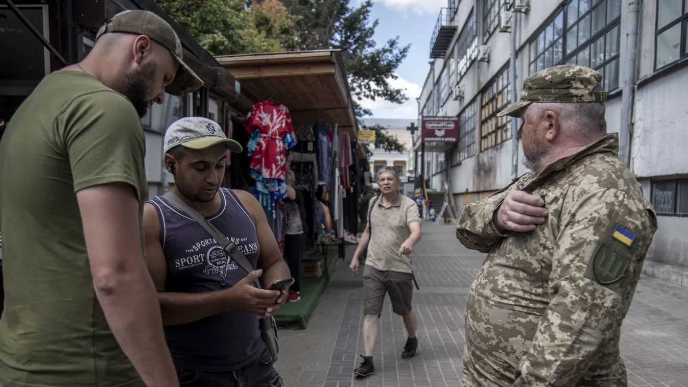 Brutális videó, tiszta erőből verte a férfit a kényszersorozó Kép