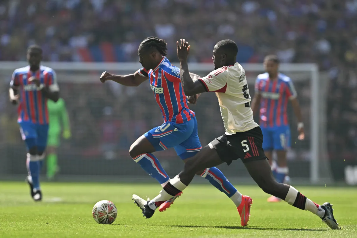 Crystal Palace's English midfielder #10 Eberechi Eze (C) is tackled by Liverpool's French defender #05 Ibrahima Konate (R) during the English FA Community Shield football match between Crystal Palace and Liverpool at Wembley Stadium, in London on August 10, 2025. (Photo by Glyn KIRK / AFP) / NOT FOR MARKETING OR ADVERTISING USE / RESTRICTED TO EDITORIAL USE