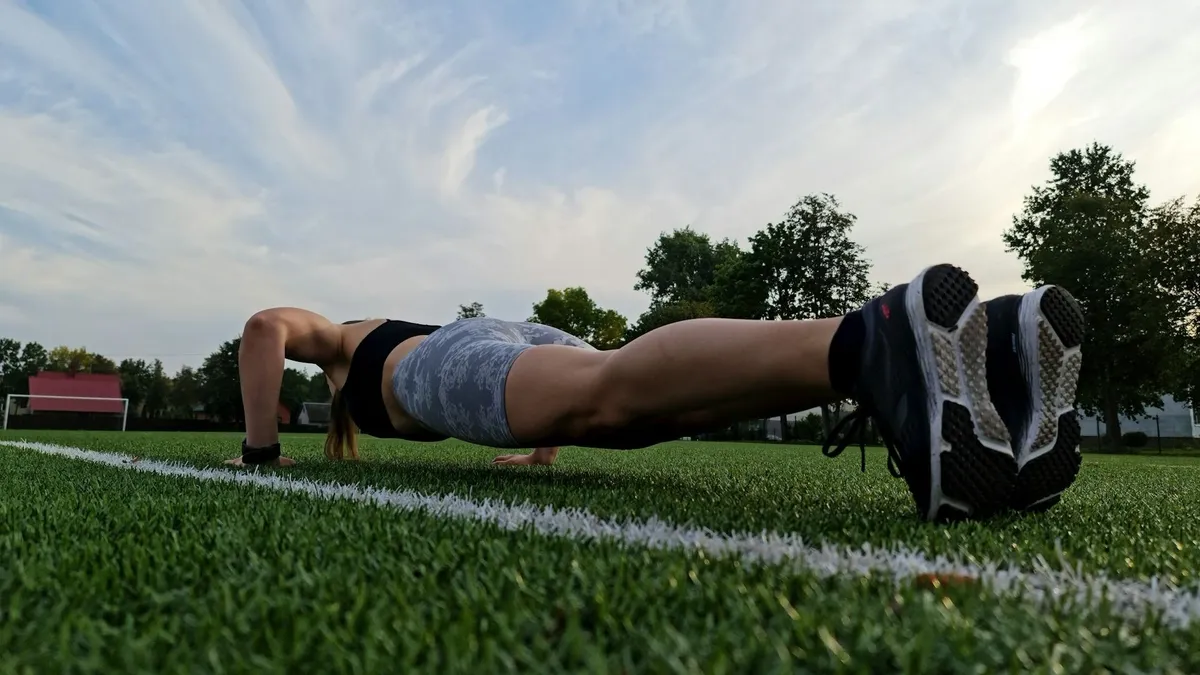 A fekvőtámasz a fitnesz egyik legegyszerűbb és leghatékonyabb gyakorlata – bárhol, bármikor elvégezhető.