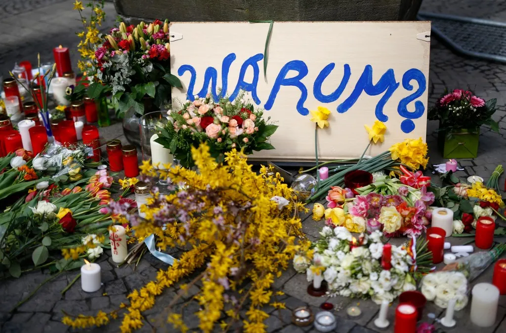 08 April 2018, Germany, Muenster: A sign reads "Warum" (lit. why) beside flowers at the scene of the incident. On 07 April, a man drove a van into a group of people in Muenster, killing two, before shooting himself. Photo: Ina Fassbender/dpa (Photo by INA FASSBENDER / dpa Picture-Alliance via AFP)