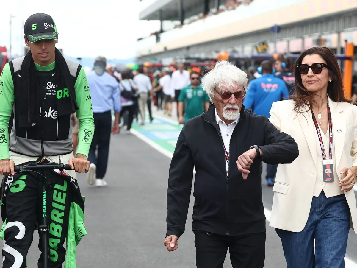 Gabriel Bortoleto of Kick Sauber, Bernie Ecclestone and Fabiana Flosi ahead of the Formula 1 Hungarian Grand Prix at Hungaroring in Budapest, Hungary on August 3, 2025. (Photo by Jakub Porzycki/NurPhoto) (Photo by Jakub Porzycki / NurPhoto via AFP)