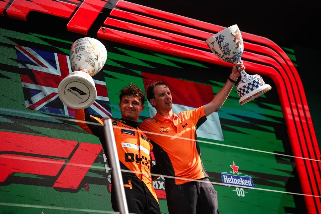 Forma-1 Holland Nagydíj Lando Norris of McLaren F1 Team MCL38 celebrates his victory on the podium with the trophy during the Formula 1 Heineken Dutch Grand Prix 2024 of the 2024 Formula One World Championship on the Circuit Zandvoort, in Zandvoort, Netherlands, on August 25, 2024. (Photo by Gongora/NurPhoto) (Photo by Gongora / NurPhoto via AFP)