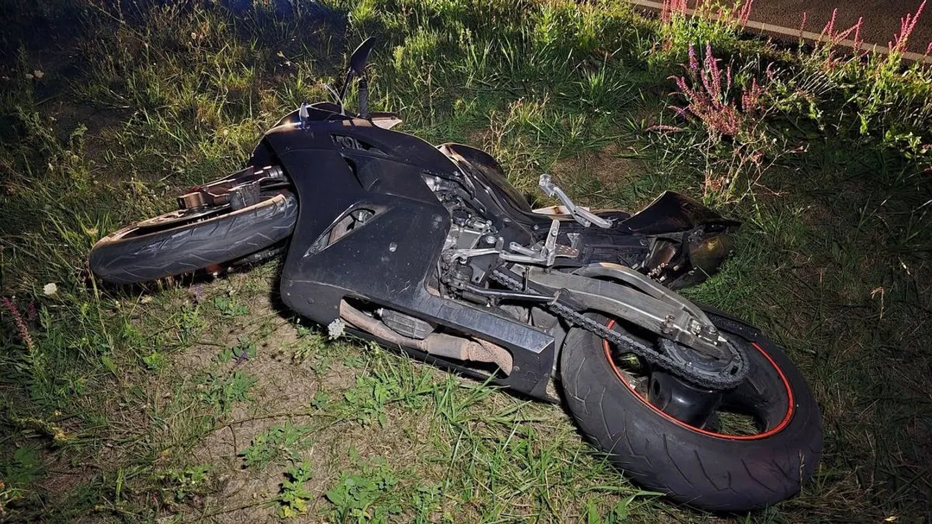 Több autó is áthajtott a motoros testén - brutális helyszíni felvételek a balesetről Kép