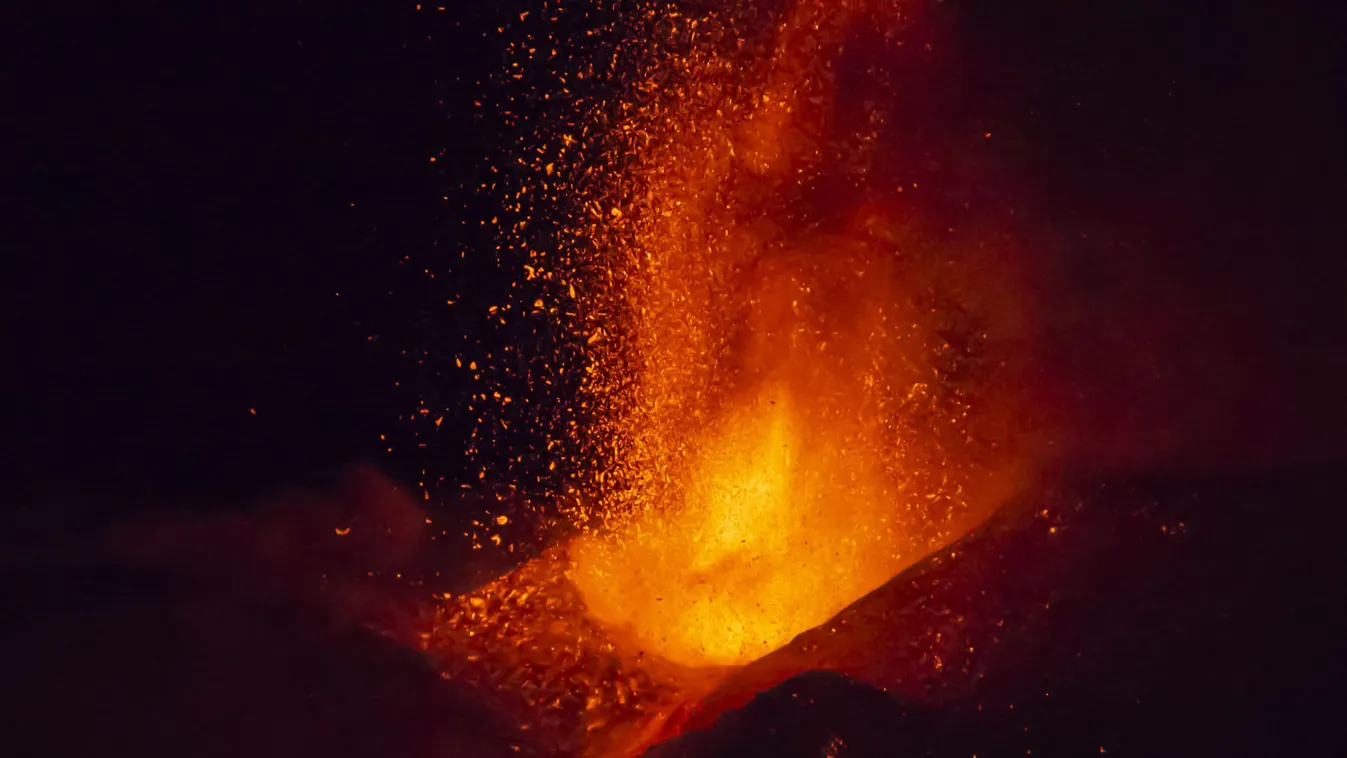 Tomboló Etna – Lélegzetelállító videókon a pokoli lávafolyam Kép