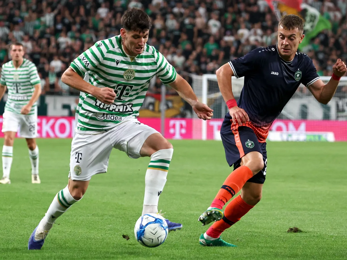 Budapest, 2025. augusztus 12.
Ötvös Bence, a Ferencváros (b) és Filip Kaloc, a bolgár Ludogorec játékosa a labdarúgó Bajnokok Ligája selejtezőjének harmadik fordulójában játszott Ferencvárosi TC - Ludogorec Razgrad visszavágó mérkőzésen a Groupama Arénában 2025. augusztus 12-én.
MTI/Hegedüs Róbert