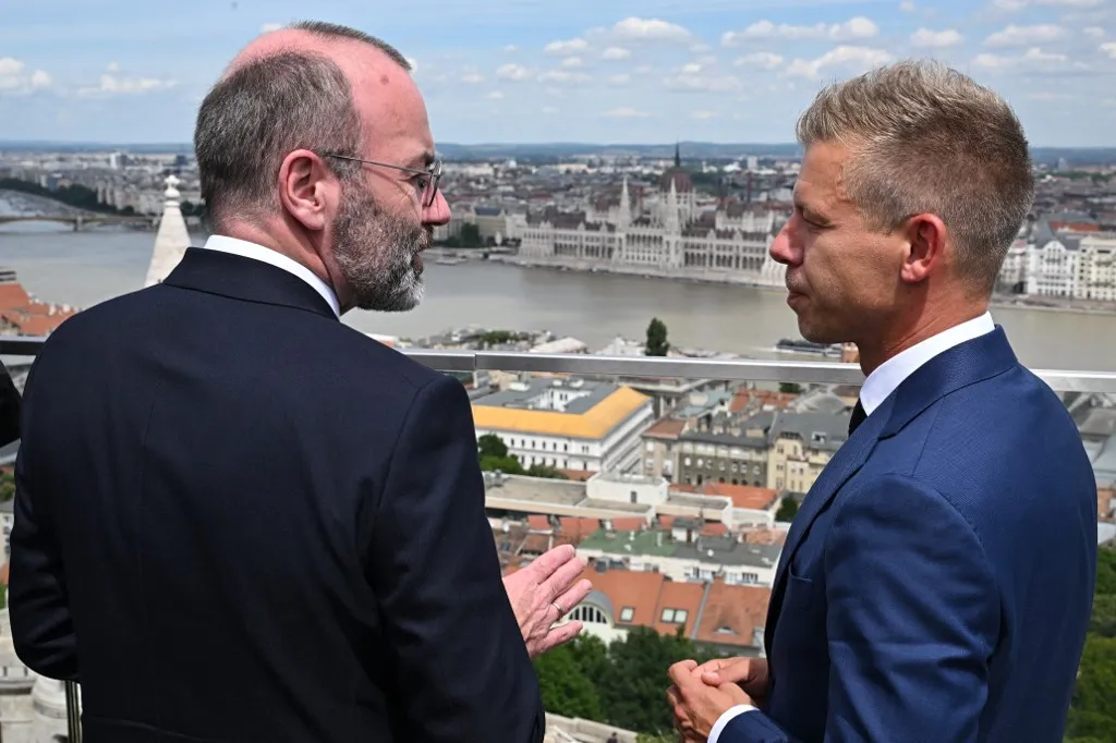 Tisza Párt jelentős mértékben megemelné a személyi jövedelemadót (Fotó: ATTILA KISBENEDEK / AFP)