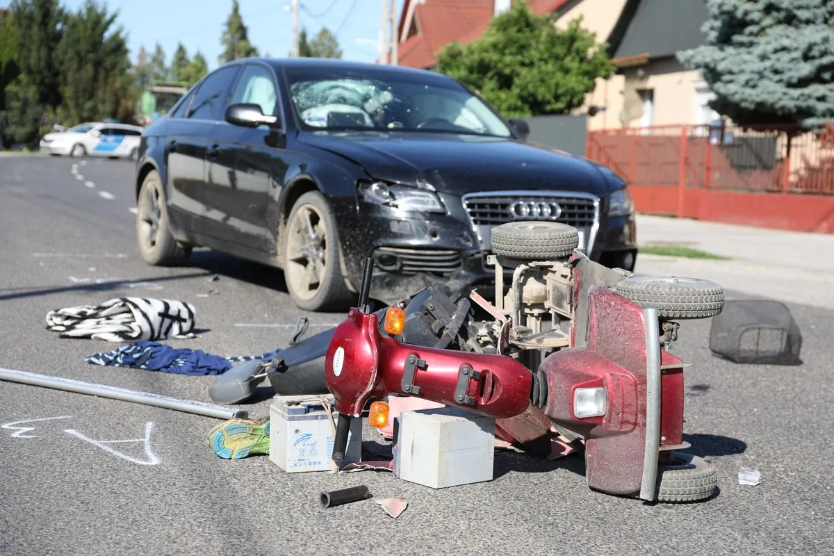 Az autó darabokra szaggatta az elektromos rokkantkocsit.