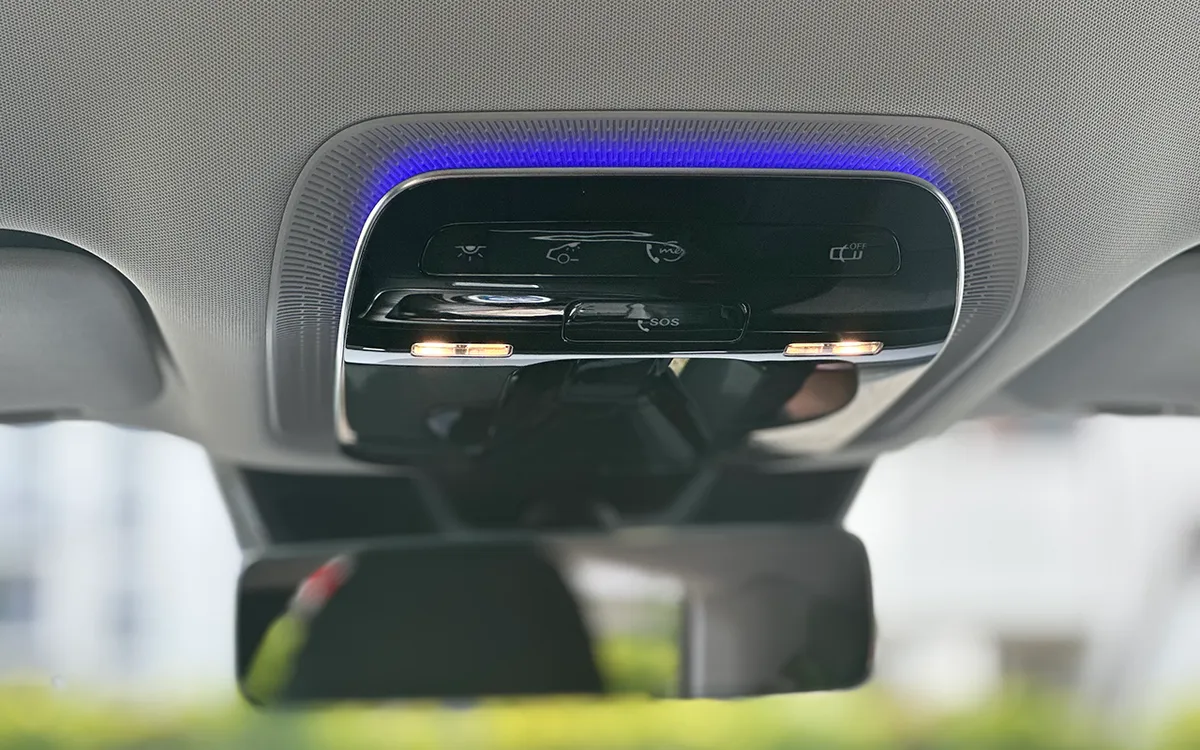 Baleset esetén az eCall rendszer önműködően is képes tárcsázni a segélyhívót. Sok gyártó a fizikai gombot a tetőpanelben helyezi el
Fotó: GTÜ