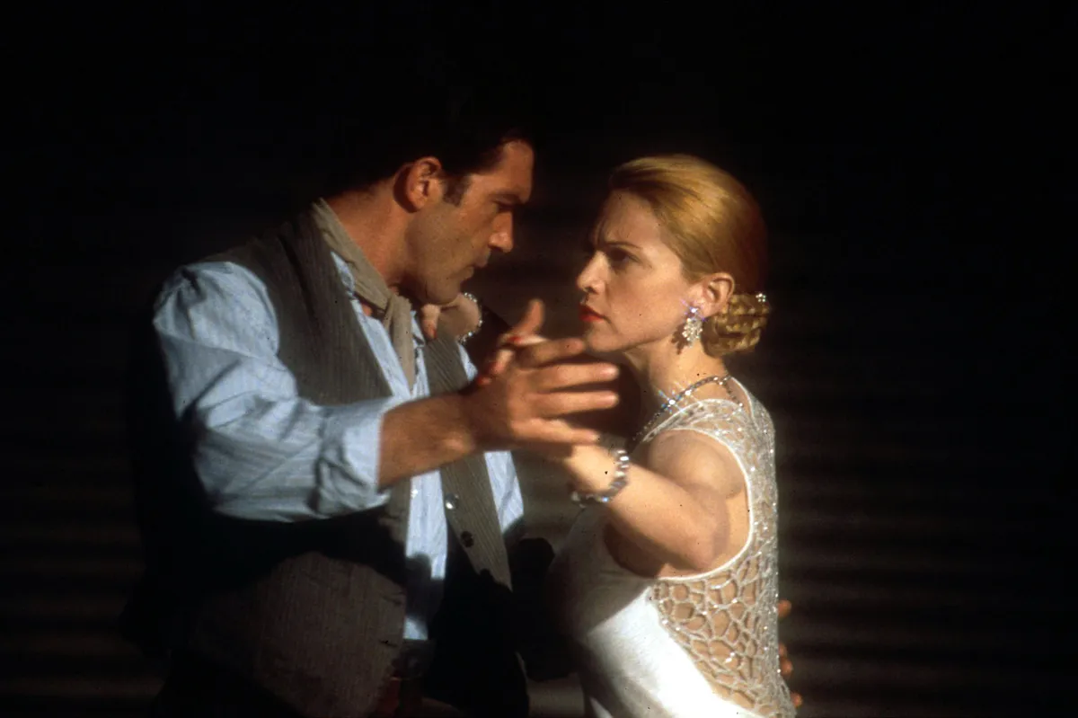 Jun 11, 2002; Hollywood, CA, USA; Actor ANTONIO BANDERAS as Che and Actress MADONNA as Evita star in 'Evita' directed by ALAN PARKER. Mandatory Credit: Photo by Cinergi Pictures Entertainment P/Entertainment Pictures. (©) Copyright 2002 by Courtesy of Cinergi Pictures