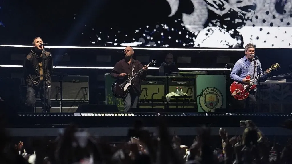 Gallagher fivérek, (L-R) Liam Gallagher, lead singer, Paul Arthurs, guitarist and Noel Gallagher, singer and guitarist of British rock band Oasis perform on stage at the Principality Stadium in Cardiff on July 4, 2025, during the opening concert of their highly anticipated reunion tour nearly 16 years after last performing together. Two consecutive nights of concerts at the Principality Stadium in the Welsh capital mark the start of a 41-date run of gigs spanning the world. (Photo by AFP stringer / AFP) / RESTRICTED TO EDITORIAL USE - NOT TO BE USED AFTER JULY 3, 2026