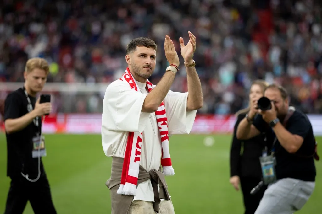 Santiago Giménez, Feyenoord, Wolfsburg, búcsú, Feyenoord's Argentinian forward Farewell Santiago Gimenez reacts at the end of the friendly match between Feyenoord and VfL Wolfsburg at the De Kuip stadium on August 2, 2025 in Rotterdam. (Photo by Bas Czerwinski / ANP / AFP) / Netherlands OUT
