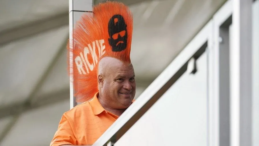 DETROIT, MICHIGAN - JUNE 30: A fan by the name of "Mohawk Bob" showcases his mohawk in favor of Rickie Fowler of the United States during the second round of the Rocket Mortgage Classic at Detroit Golf Club on June 30, 2023 in Detroit, Michigan.   Raj Mehta/Getty Images/AFP (Photo by Raj Mehta / GETTY IMAGES NORTH AMERICA / Getty Images via AFP) haj, mohikán