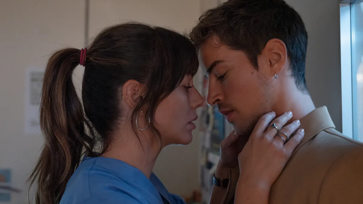 RESPIRA. Blanca Suárez as Jésica, Manu Ríos as Biel in episode 03 of RESPIRA. Cr. Carla Oset/Netflix © 2023