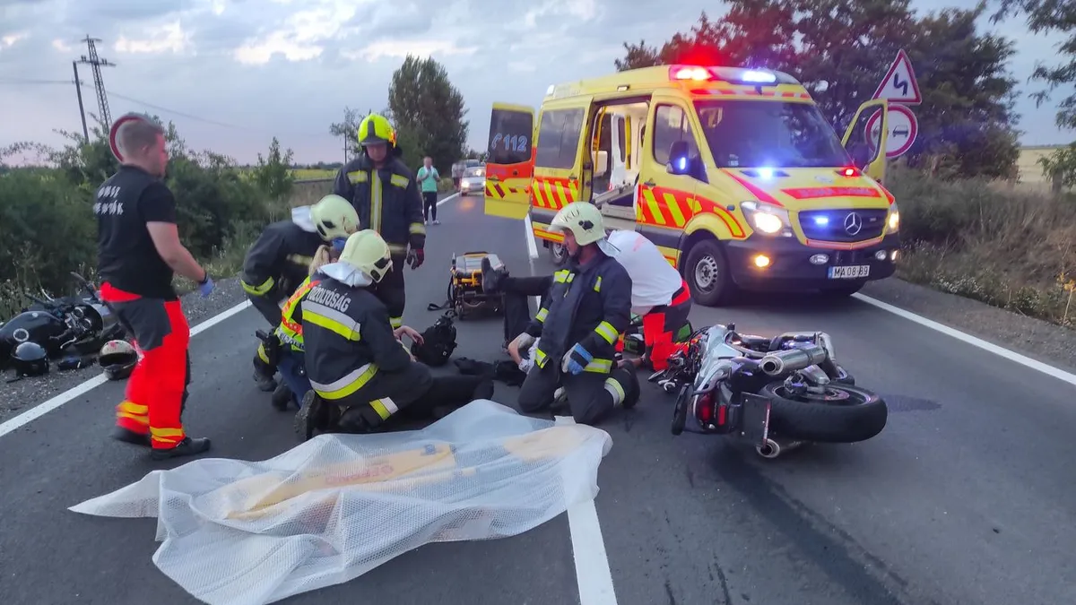 A furgon hátsó ajtaját beszakítva zuhant a raktérbe a motoros