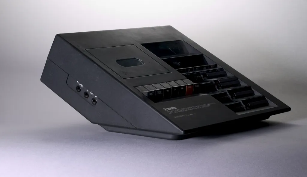 Orion tévé, lemezjátszó, orsós magnó, régi kazettás magnó, walkman, tárcsás telefon.