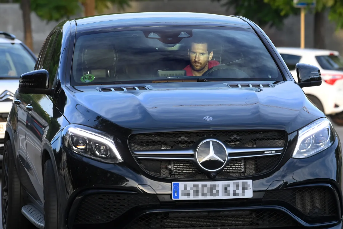Barcelona's Argentinian forward Lionel Messi arrives at the Joan Gamper Ciutat Esportiva in Sant Joan Despi near Barcelona for a training session on September 8, 2020. Lionel Messi returned to Barcelona training for the first time yesterday since his failed attempt to leave the club this summer. Barca confirmed Messi has started by training alone, in line with La Liga protocol. (Photo by LLUIS GENE / AFP) / The erroneous mention[s] appearing in the metadata of this photo by LLUIS GENE has been modified in AFP systems in the following manner: [on September 8, 2020] instead of [on September 7, 2020]. Please immediately remove the erroneous mention[s] from all your online services and delete it (them) from your servers. If you have been authorized by AFP to distribute it (them) to third parties, please ensure that the same actions are carried out by them. Failure to promptly comply with these instructions will entail liability on your part for any continued or post notification usage. Therefore we thank you very much for all your attention and prompt action. We are sorry for the inconvenience this notification may cause and remain at your disposal for any further information you may require., Messi Ferrarija