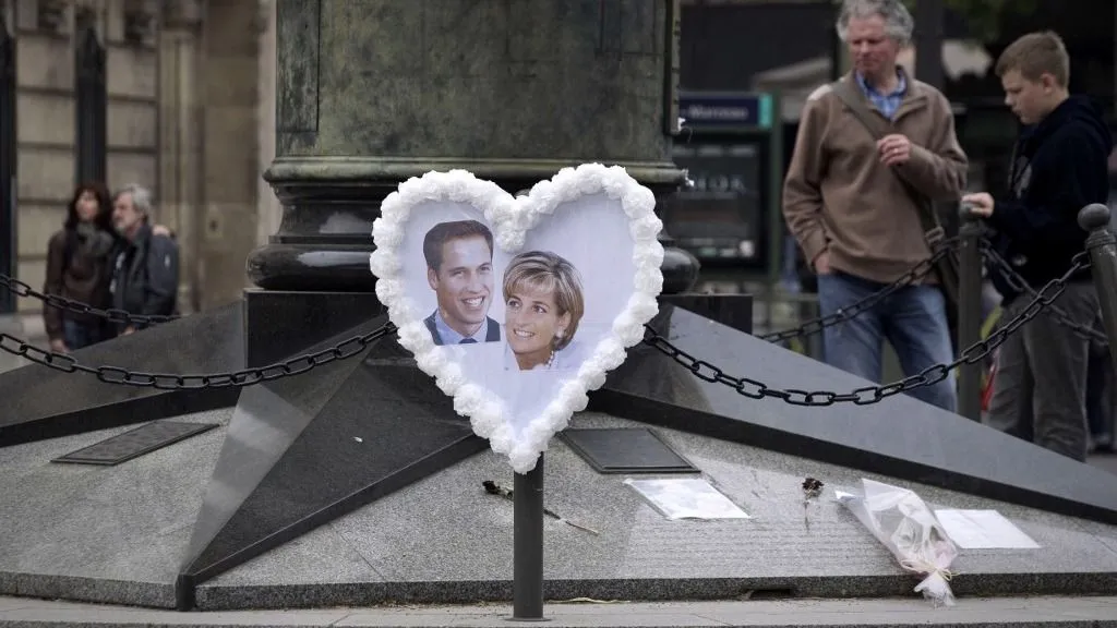 A picture taken on April 29, 2011, shows a heart-framed picture of Prince William and his mother Diana under the "Flame of Freedom" statue at the Pont de l'Alma underpass where Lady Di died in a car crash in August 1997, which has become an unofficial shrine in her memory. Prince William, who married Kate Middleton on Friday April 29, 2011 in Westminster Abbey, in London, was only 15 when his mother died in the Paris accident.    AFP PHOTO JOEL SAGET (Photo by JOEL SAGET / AFP)