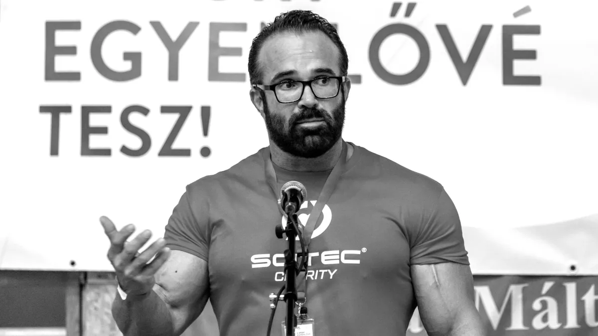 Kathi Béla testépítő, KathiBélatestépítő, Keszthely, 2023. szeptember 21.
Kathi Béla testépítő, a Scitec Nutrition márkanagykövete beszél a Máltai Szeretetszolgálat országos sportnapján, amelyet A sport egyenlővé tesz címmel rendeztek a keszthelyi Csány-Szendrey Általános Iskola és AMI sportcsarnokban 2023. szeptember 21-én. A sportnapon a fogyatékossággal élő és mozgássérült fiatalok profi sportolókkal és Keszthely környéki általános és középiskolás diákokkal sportoltak együtt, hogy felhívják a figyelmet fogyatékkal élő emberek elfogadására.
MTI/Katona Tibor