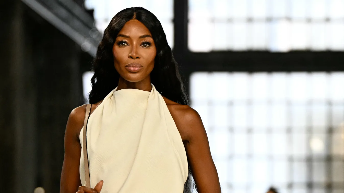 Naomi Campbell 55 évesen is bombázó – szexi bikinis képek Ibizáról! Kép