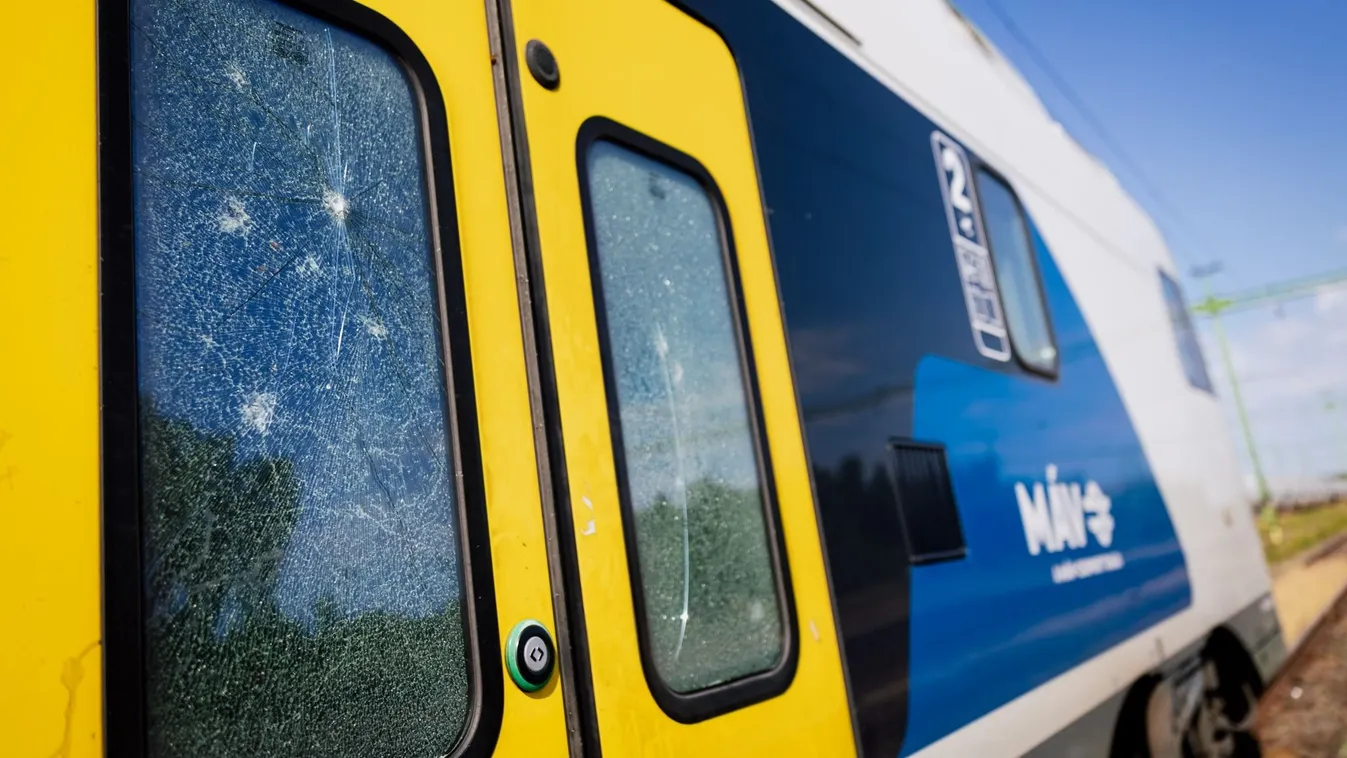 Képeken a vandálok által rommá vert MÁV-vonat Kép