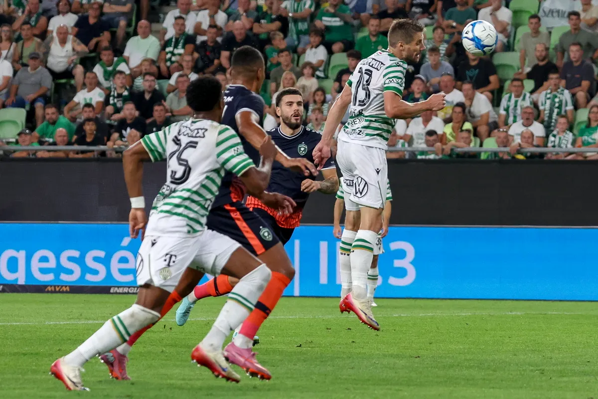 Budapest, 2025. augusztus 12.Varga Barnabás, a Ferencváros (j) játékosa fejel a labdarúgó Bajnokok Ligája selejtezőjének harmadik fordulójában játszott Ferencvárosi TC - Ludogorec Razgrad visszavágó mérkőzésen a Groupama Arénában 2025. augusztus 12-én.MTI/Hegedüs Róbert, Fradi