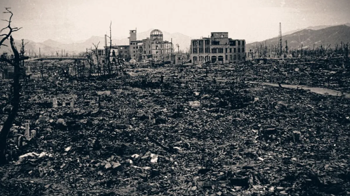 1945. augusztus 6-án reggel 8:15-kor a világtörténelem új szakaszához ért.  Amikor az amerikai Enola Gay bombázó atombombát dobott Hirosimára, a város 90%-a megsemmisült és 90 ezren vesztették életüket a nukleáris tűzben.